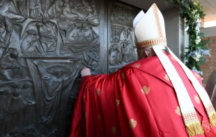 El Papa Francisco abre la Puerta Santa en la cárcel de Rebibbia Crédito: Vatican Media