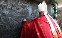 El Papa Francisco abre la Puerta Santa en la cárcel de Rebibbia