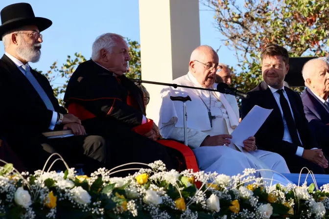 El Papa Francisco durante el encuentro con líderes religiosos en Marsella