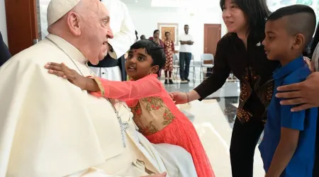 El Papa Francisco saluda a niños refugiados en Yakarta