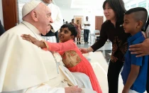 El Papa Francisco saluda a niños refugiados en Yakarta