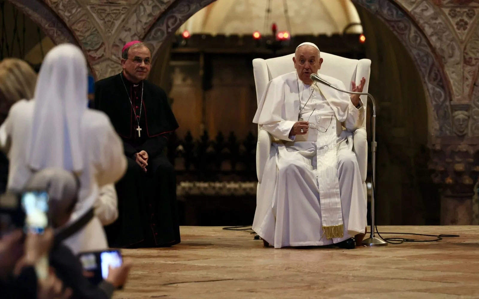El Papa Francisco durante el encuentro con sacerdotes y religiosos en Verona?w=200&h=150