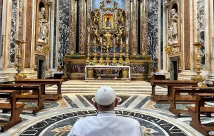 El Papa Francisco reza ante la Virgen de Santa María la Mayor este 19 de septiembre Crédito: Vatican Media