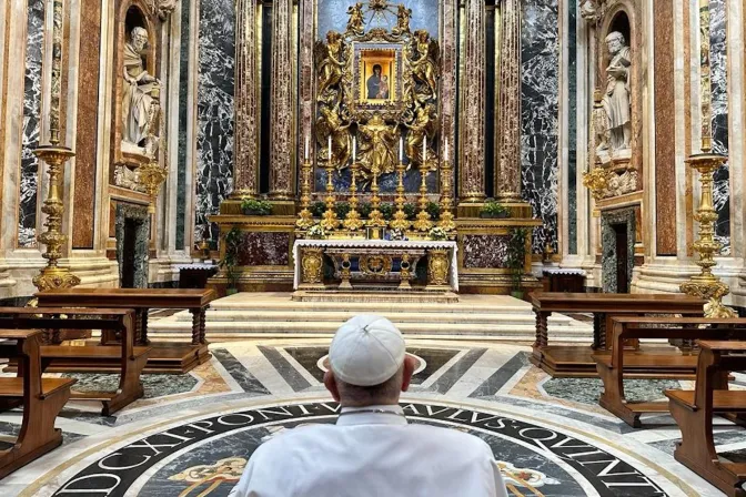 El Papa Francisco reza ante la Virgen de Santa María la Mayor este 19 de septiembre