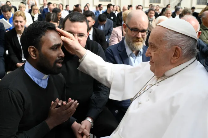 El Papa Francisco bendice a un sacerdote tras una Audiencia General