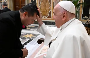 El Papa Francisco en la audiencia con sacerdotes hispanos este 16 de noviembre Crédito: Vatican Media