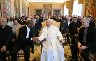 El Papa Francisco con los sacerdotes del Sagrado Corazón de Jesús este 27 de junio Crédito: Vatican Media