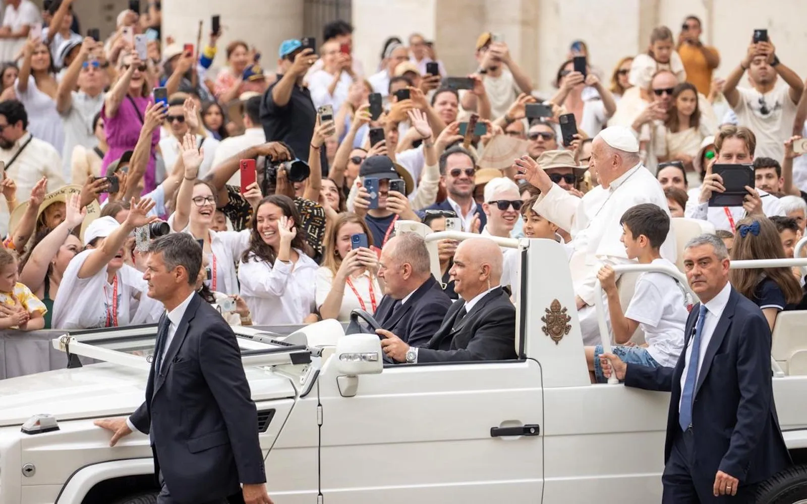 El Papa Francisco saluda a los fieles antes de comenzar la Audiencia General de este 19 de junio?w=200&h=150