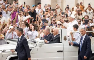 El Papa Francisco saluda a los fieles antes de comenzar la Audiencia General de este 19 de junio Daniel Ibáñez/ EWTN News