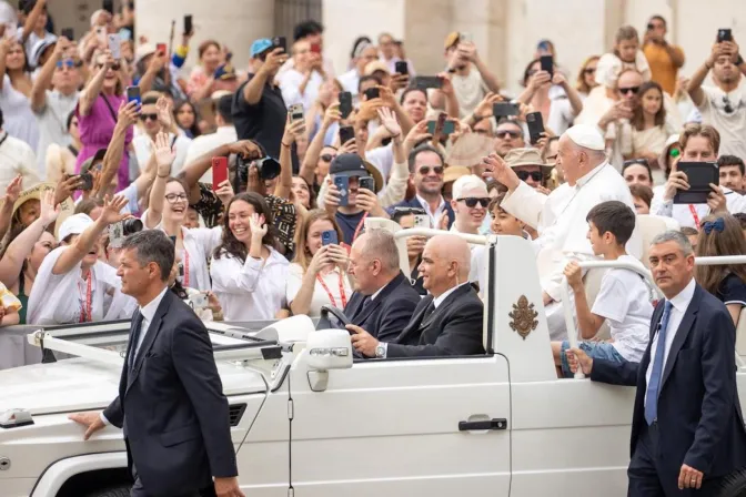 El Papa Francisco saluda a los fieles antes de comenzar la Audiencia General de este 19 de junio