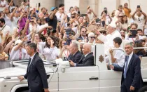 El Papa Francisco saluda a los fieles antes de comenzar la Audiencia General de este 19 de junio