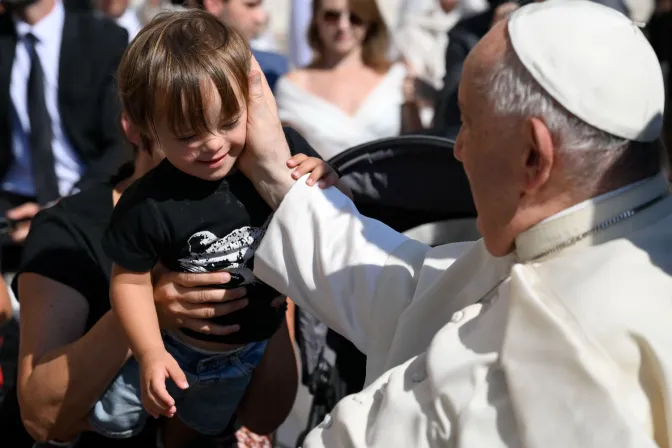 El Papa Francisco saluda a un niño durante la Audiencia General.