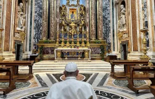 El Papa Francisco reza ante la Virgen Salus Populi Romani Vatican Media