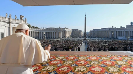 Imagen referencial del Papa Francisco ante la Plaza de San Pedro