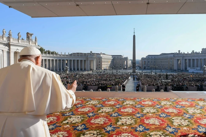 Imagen referencial del Papa Francisco ante la Plaza de San Pedro