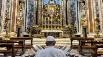 El Papa Francisco reza ante la imagen de la Virgen Salus Populi Romani luego de su viaje a Luxemburgo y Bélgica.