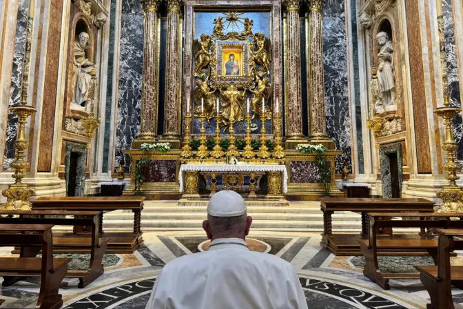 El Papa Francisco reza ante la imagen de la Virgen Salus Populi Romani luego de su viaje a Luxemburgo y Bélgica.