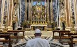 El Papa Francisco reza ante la imagen de la Virgen Salus Populi Romani luego de su viaje a Luxemburgo y Bélgica.