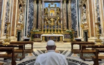 El Papa Francisco reza ante la imagen de la Virgen Salus Populi Romani luego de su viaje a Luxemburgo y Bélgica.