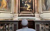 El Papa Francisco reza ante la tumba de Santa Mónica