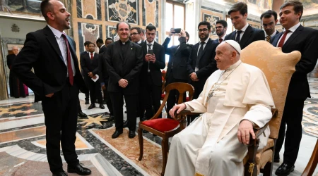 Seminarista español canta una jota aragonesa al Papa Francisco