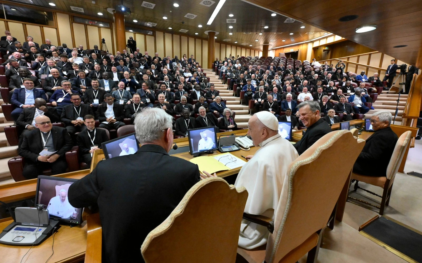 El Papa Francisco durante el encuentro con 300 párrocos en el Aula del Sínodo en el Vaticano?w=200&h=150