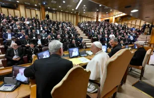 El Papa Francisco durante el encuentro con 300 párrocos en el Aula del Sínodo en el Vaticano Crédito: Vatican Media