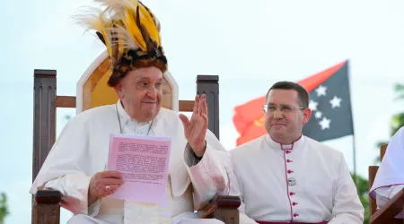 El Papa Francisco con el sombrero autóctono durante su discurso en Vanimo, Papúa Nueva Guinea