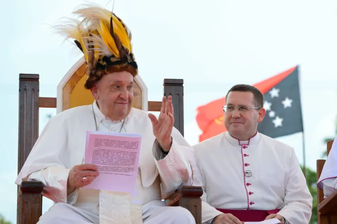 El Papa Francisco con el sombrero autóctono durante su discurso en Vanimo, Papúa Nueva Guinea