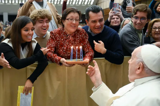 Imagen referencial de una familia entregando al Papa Francisco una tarta por su cumpleaños