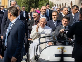 El Papa Francisco decidió continuar con su visita a Trieste a pesar del hallazgo de una pistola en una maleta