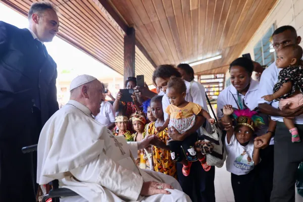 El Papa Francisco saluda a unos niños en la Escuela de Humanidades Santísima Trinidad de Baro (Papúa Nueva Guinea). Crédito: Daniel Ibáñez / EWTN News.