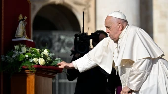 El Papa Francisco ora en silencio ante una imagen de la Virgen de los Desamparados.