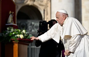 El Papa Francisco ora en silencio ante una imagen de la Virgen de los Desamparados. Crédito: Vatican Media.