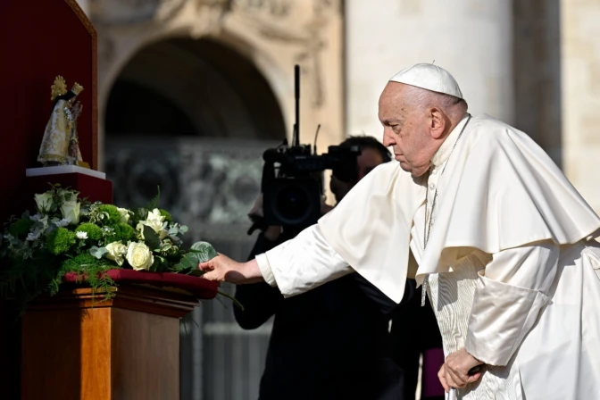 El Papa Francisco ora en silencio ante una imagen de la Virgen de los Desamparados.