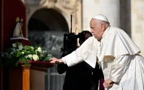 El Papa Francisco ora en silencio ante una imagen de la Virgen de los Desamparados.