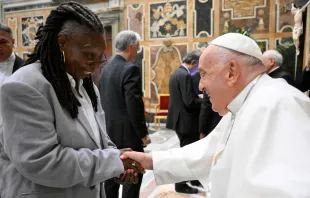 El Papa Francisco saluda a Whoopi Goldberg  este 14 de junio Crédito: Vatican Media