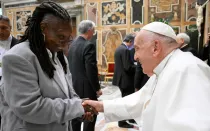 El Papa Francisco saluda a Whoopi Goldberg  este 14 de junio