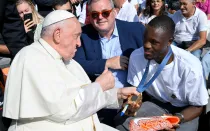 El Papa Francisco saluda a Letsile Tebogo