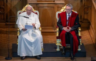 El Papa Francisco lee su discurso en el encuentro con los profesores de la Universidad Católica de Lovaina. Crédito: Daniel Ibáñez / EWTN News.