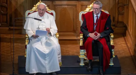 El Papa Francisco lee su discurso en el encuentro con los profesores de la Universidad Católica de Lovaina.