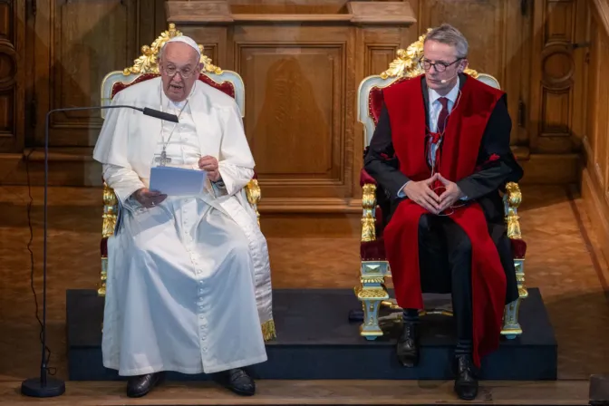 El Papa Francisco lee su discurso en el encuentro con los profesores de la Universidad Católica de Lovaina.