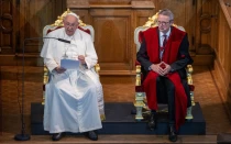 El Papa Francisco lee su discurso en el encuentro con los profesores de la Universidad Católica de Lovaina.