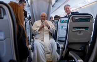 El Papa Francisco responde a las preguntas durante el vuelo de retorno a Roma, luego de visitar Luxemburgo y Bélgica. Crédito: Daniel Ibáñez / EWTN News.