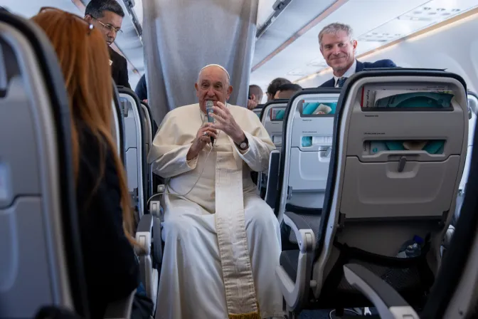 El Papa Francisco responde a las preguntas durante el vuelo de retorno a Roma.