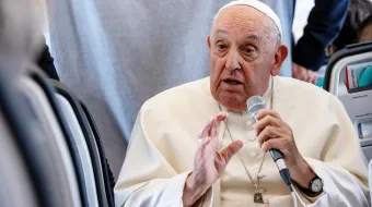 El Papa Francisco responde a las preguntas durante el vuelo de retorno a Roma, luego de visitar Luxemburgo y Bélgica.