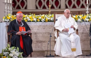 El Cardenal Jean-Claude Hollerich y el Papa Francisco en el encuentro con la comunidad católica de Luxemburgo. Crédito: Daniel Ibáñez / EWTN News.