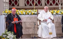 El Cardenal Jean-Claude Hollerich y el Papa Francisco en el encuentro con la comunidad católica de Luxemburgo.