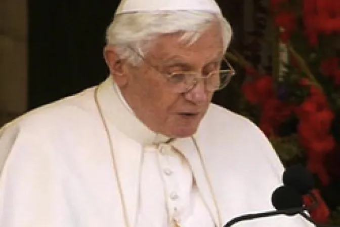 Iglesia Católica no acepta leyes que admitan alternativas a familia natural, reitera Benedicto XVI