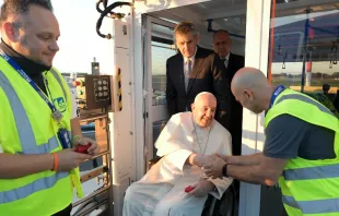 Papa Francisco en el avión que le llevó a Kazajistán. Crédito: Vatican Media 